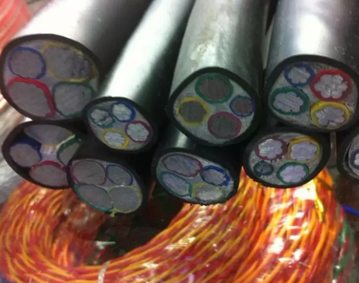 高壓電力電纜受潮的原因都有.jpg 高壓電力電纜受潮的原因都有.jpg